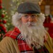 Elenco de Meu Papai Noel Secreto (2025): atores, personagens e curiosidades Elenco do filme Meu Pai Natal Secreto (2025) Personagem vestido de Papai Noel em cena do filme