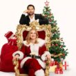 Atriz Alexandra Breckenridge em cena de filme natalino da Netflix, ao lado de uma árvore de Natal, representando a comédia romântica O Segredo do Papai Noel.