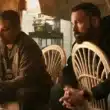 Dinheiro Suspeito (Netflix): o que significa “The Rip”, curiosidades e por que o filme virou tendência att Damon e Ben Affleck em cena de Dinheiro Suspeito (The Rip)