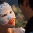 O final explicado de Bridgerton 4ª temporada, Parte 1: , relacionamentos e novos personagens Sophie Baek mascarada encara Benedict em Bridgerton 4ª temporada (Parte 1), da Netflix