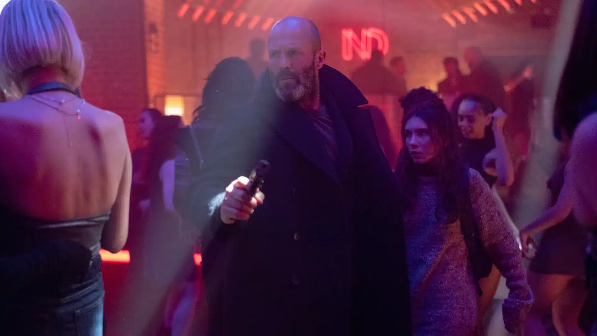 Jason Statham volta ao papel de ex-agente mortal que tenta viver em paz