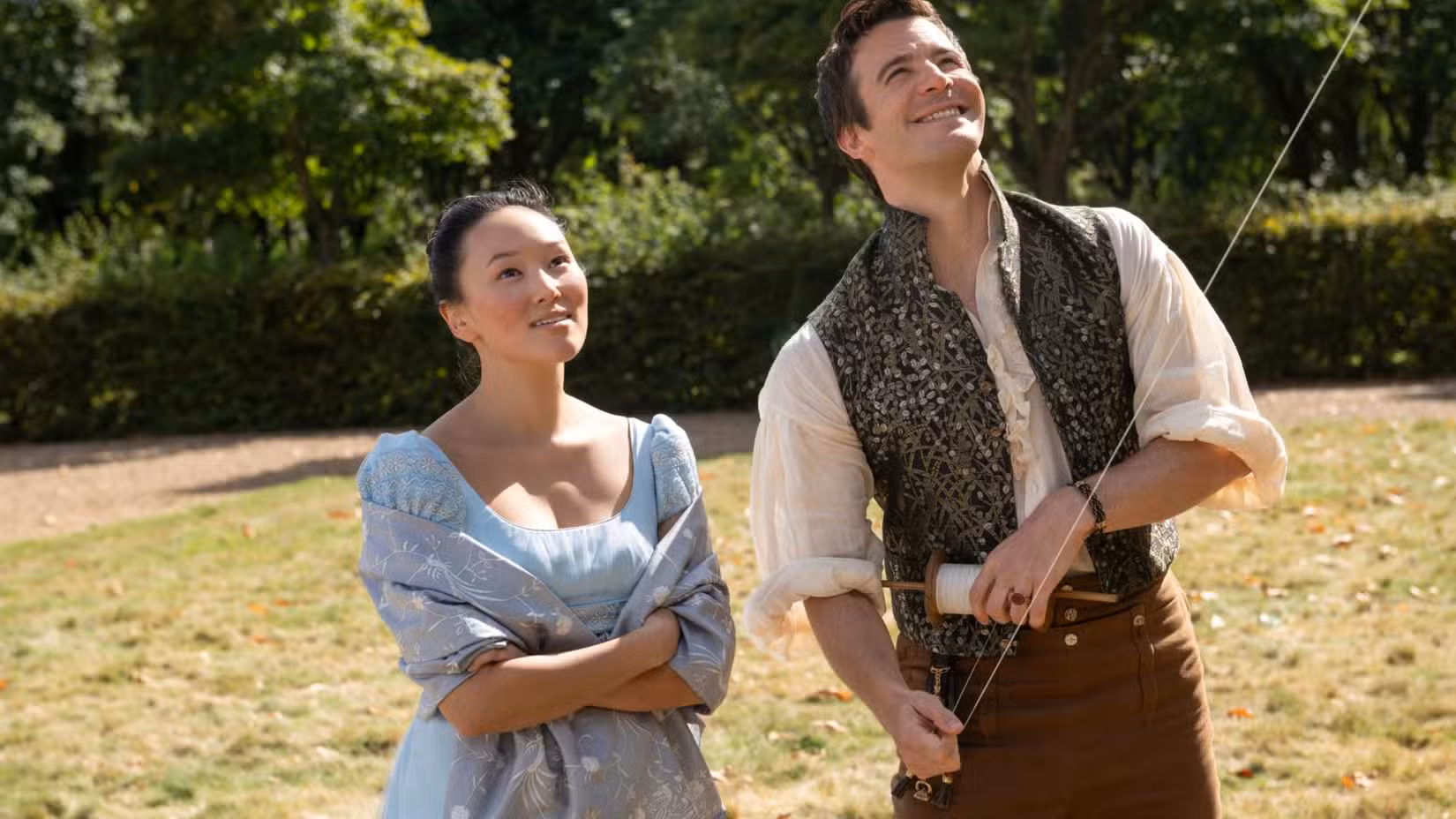 Benedict Bridgerton e Sophie Baek na 4ª temporada de Bridgerton (Parte 1), da Netflix