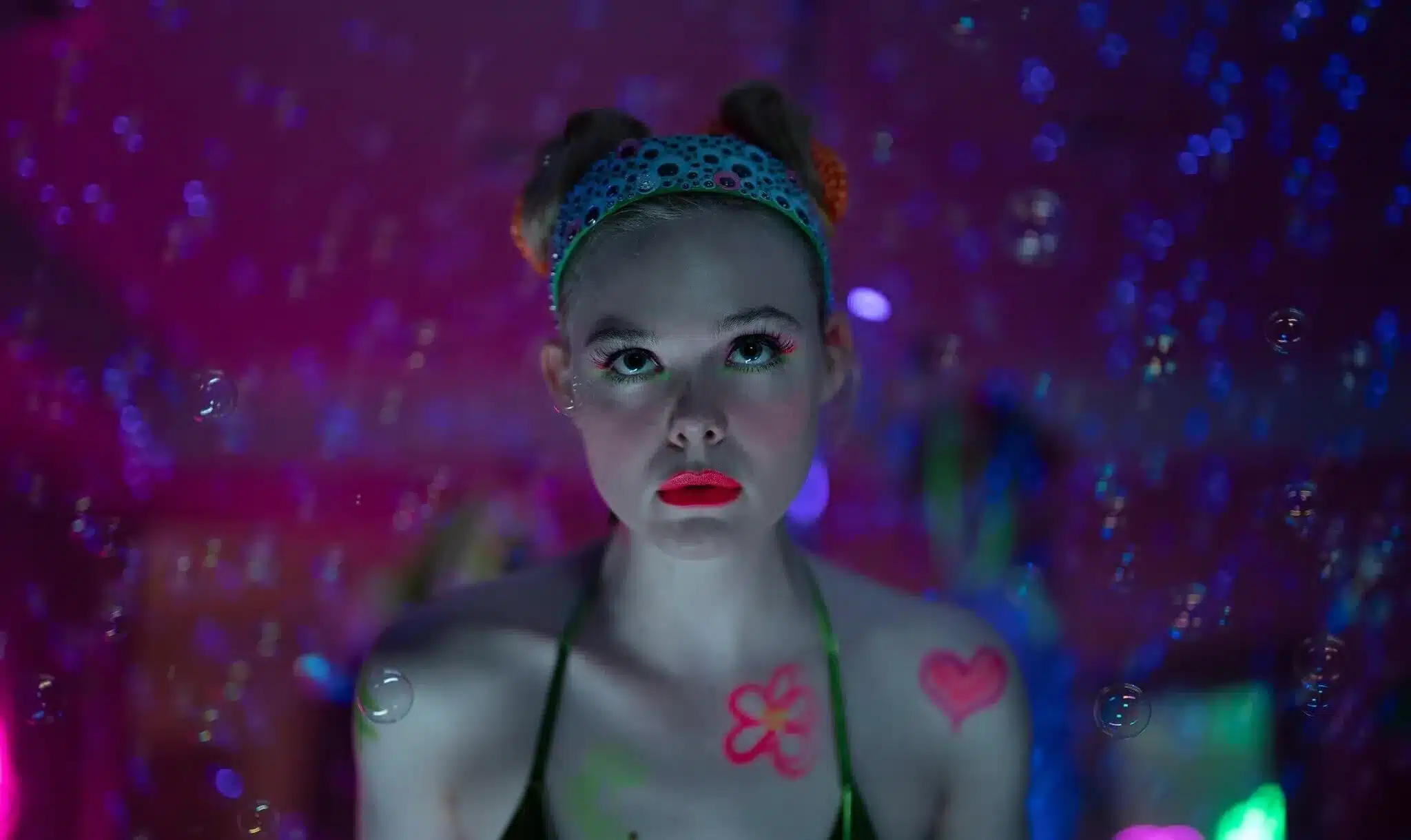 Elle Fanning vive mãe solo que recorre ao OnlyFans na série “Margo’s Got Money Troubles”