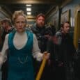Final explicado de Eles Vão Te Matar: Asia sobrevive, mas o mal do Virgil continua Eles Vão Te Matar em imagem do filme com Asia no prédio Virgil