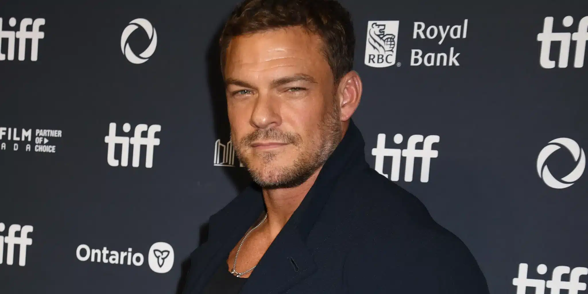 Alan Ritchson: do sucesso a polêmica em Nashville