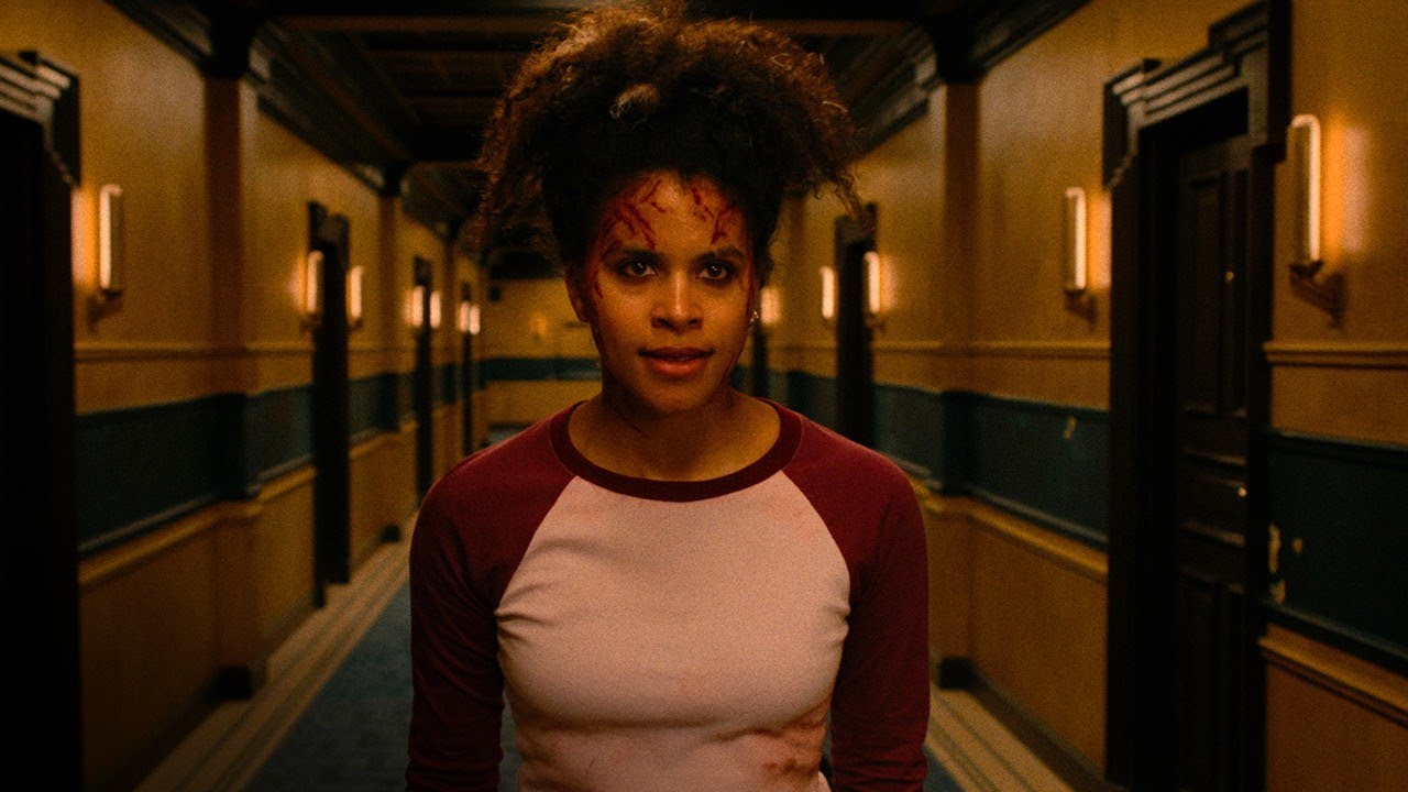 Asia Reaves em Eles Vão Te Matar na cena principal do filme de terror