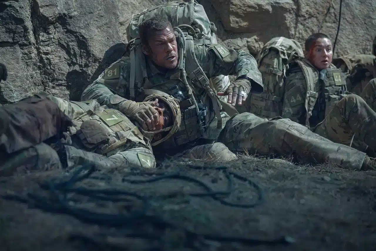 batalha final maquina de guerra filme netflix soldado 81 contra robo alienigena