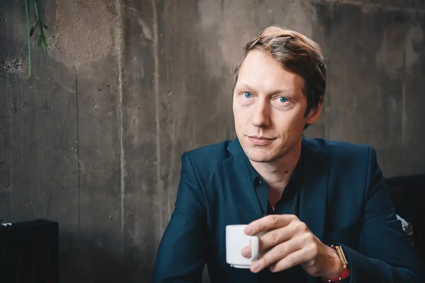 Simon J. Berger em cena da série Harry Hole da Netflix