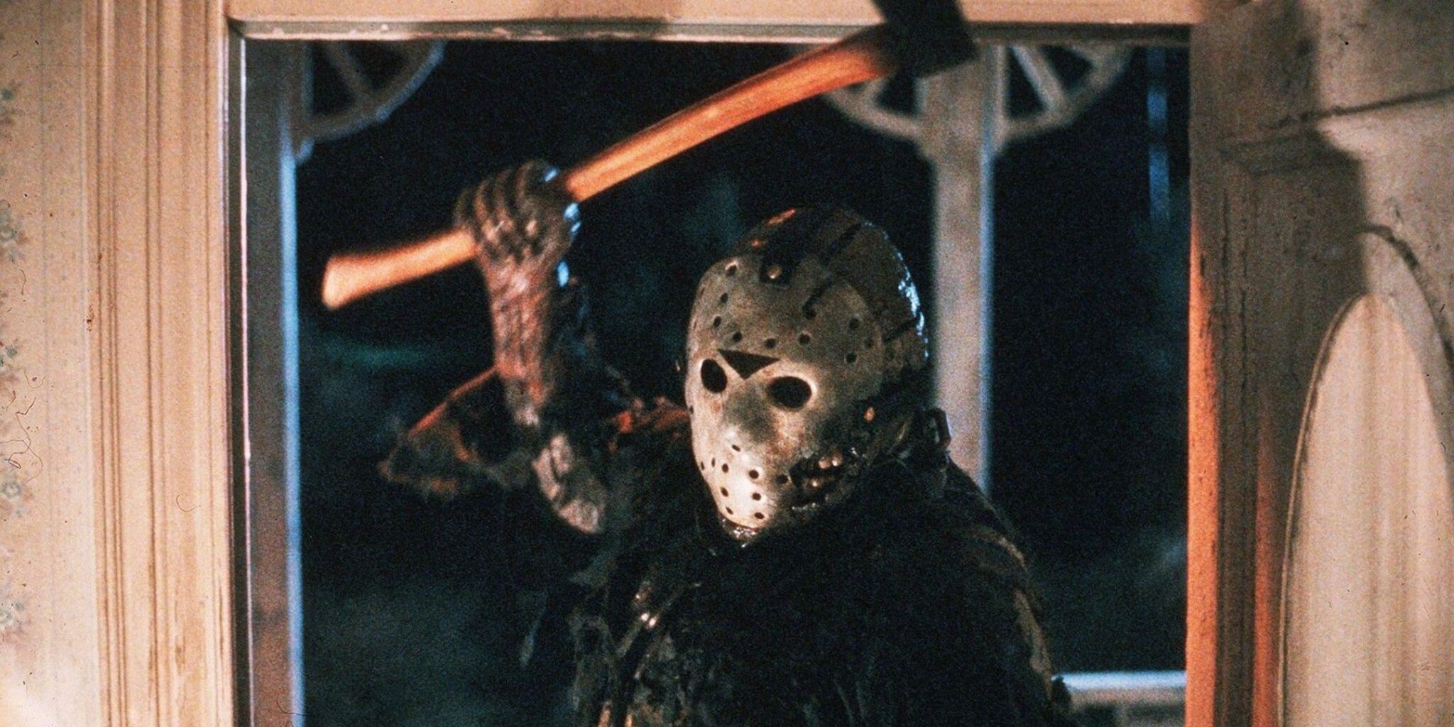Cena de horror do filme Sexta-Feira 13 Parte 2 com efeitos de sangue e tensão