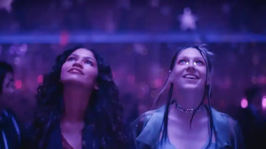 Cena de Euphoria mostrando tendências online da série do momento