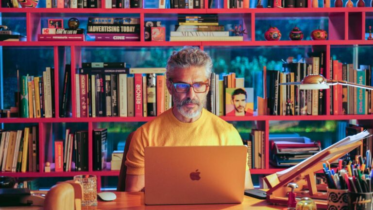 Natal Amargo mostra Almodóvar refletindo sobre o preço de transformar vidas em cinema