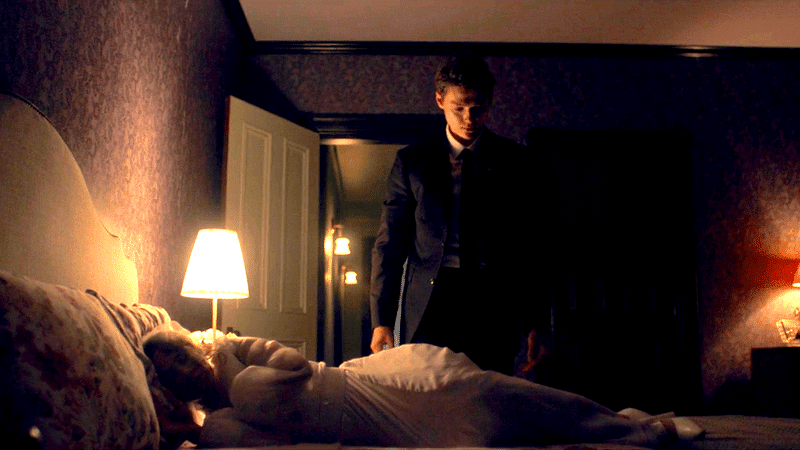 Garth trancando Becka no quarto em cena de The Testaments