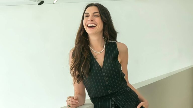 Anne Hathaway revela a cirurgia que a libertou de uma década de cegueira