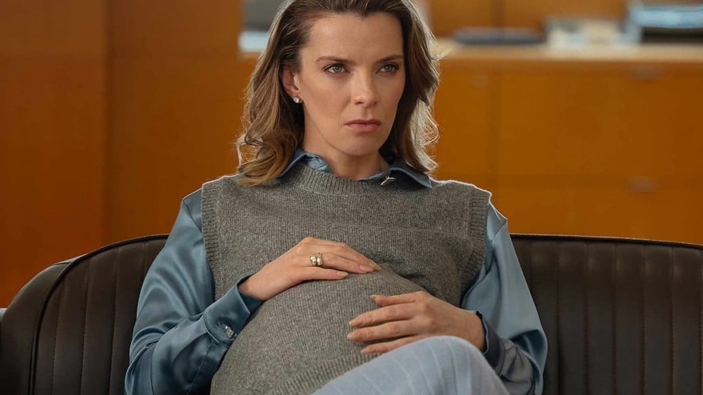 Betty Gilpin em cena de parto em Paixão de Escritório
