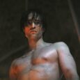 Robert Pattinson revela treino intenso para Batman e rebate críticas ao seu físico Robert Pattinson como Batman em cena do filme, mostrando o físico desenvolvido para o papel
