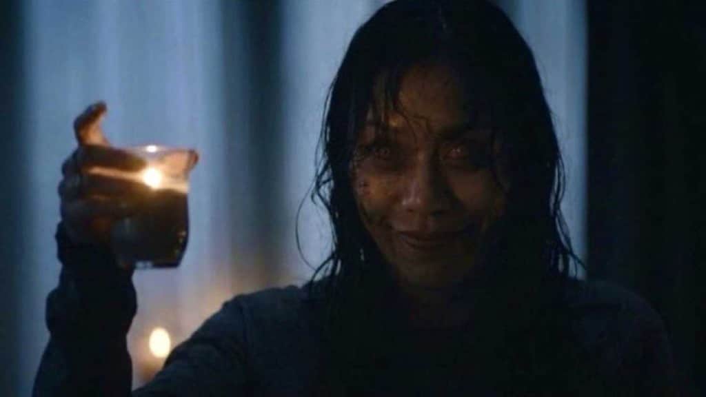 Cena perturbadora de A Morte do Demônio: em Chamas com personagem em primeiro plano
