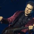 Barão Vermelho anuncia novas datas para turnê de reunião com formação original Frejat do Barão Vermelho em apresentação ao vivo durante turnê de reunião em São Paulo